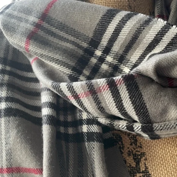 Gray Plaid Scarf 💯 % Cashmere Made - Picture 3 of 4